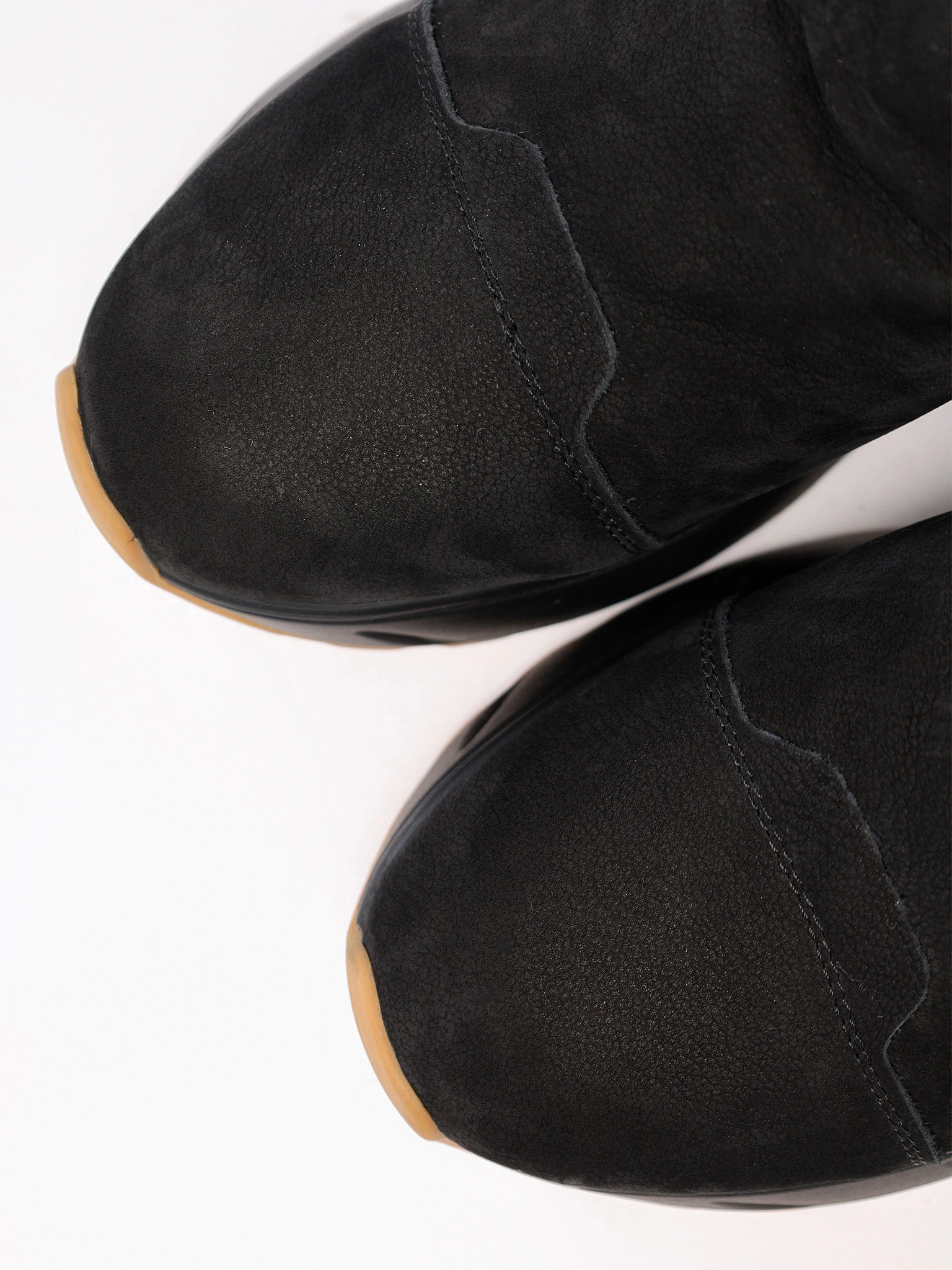 Ботинки черного цвета на рельефной подошве